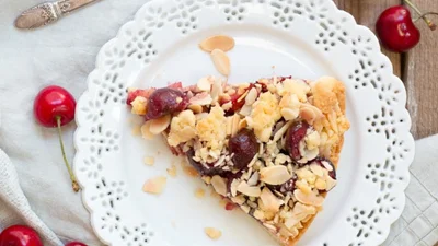 Пирог с черешней и кремом – простой десерт, который дарит ощущение праздника