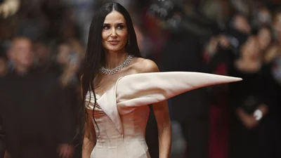 Звезда Канн-2024: Деми Мур сменила на красной дорожке 5 платьев и драгоценных украшений
