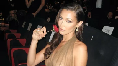 Белла Хадід вийшла на червону доріжку Канн у прозорій сукні, з-під якої було видно все