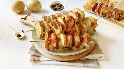 Смачний шашлик з картоплі та шинки – легко приготувати в духовці