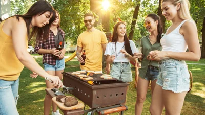 Просто, быстро и вкусно: подборка закусок для пикника с друзьями