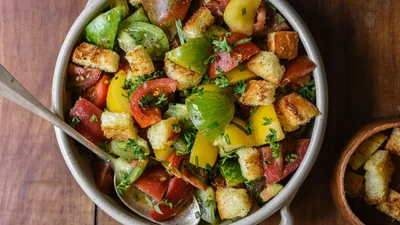 Хлебный салат с помидорами – свежий, вкусный и бюджетный вариант ужина
