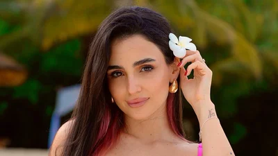 Анна Тринчер показала книгу об отношениях, которую сейчас читает