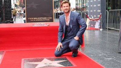 Крис Хемсворт получил "звезду славы": актера поддержали друзья из Marvel