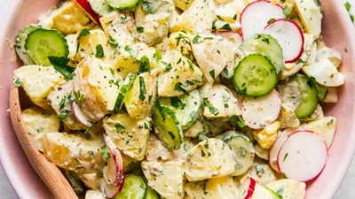 Салат с редиской и картофелем – идеальный ужин, который хорошо насытит в жару