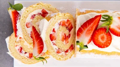 Маковый рулет с клубникой – роскошный десерт для домашнего праздника
