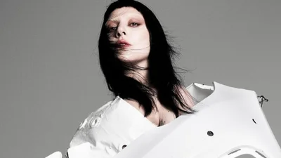 Леди Гага эпатировала публику своим новым образом с частями от автомобиля – фото