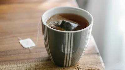 Ніколи так не роби: чому не варто стискати пакетик чаю