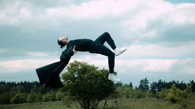 CHEEV запремьерил атмосферный клип, в котором бросил вызов законам гравитации