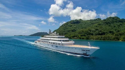 Екоактивісти закидали чорною фарбою суперяхту, поки на борту була Кріс Дженнер