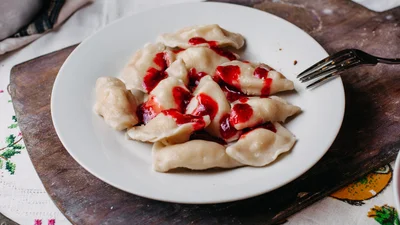 Вареники с клубникой – нежные, воздушные и с большим количеством начинки