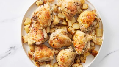 Запечені курячі стегна з картоплею – ідея для сімейної вечері, яка всіх потішить