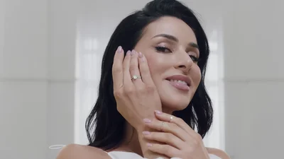 Злата Огневич похвасталась обручальным кольцом в новом клипе на песню "Кохаю"