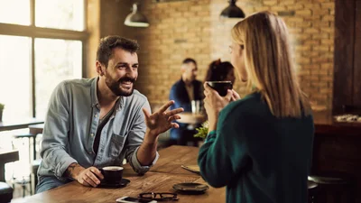 9 фраз в начале знакомства с мужчиной, которые сигнализируют, что надо бежать