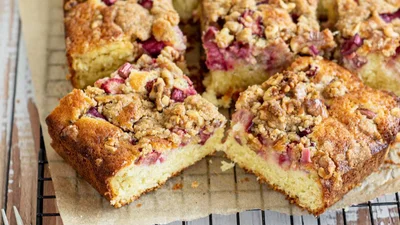 Тертый пирог с ревенем – лучший десерт к чашечке кофе