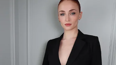 Звезда "Игры престолов" Софи Тернер намекнула на помолвку своим обручальным кольцом на пальце