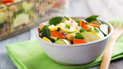 Маринованный салат с кабачком – сезонное блюдо, которое поразит пикантным вкусом