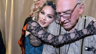 Невпізнавана Мадонна привітала свого батька із 93-річчям