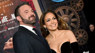 Дженнифер Лопес поцеловала Бена Аффлека, а он скривился