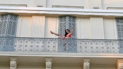 "Оранжевый - самый горячий цвет": Кэти Перри вышла на балкон в бикини