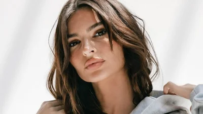 Емілі Ратаковскі вийшла в звабливому топі від українського бренду