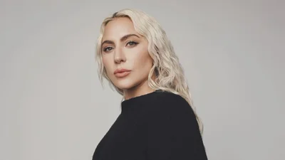 Леді Гага чекає на первістка: папараці підловили співачку з округлим животиком