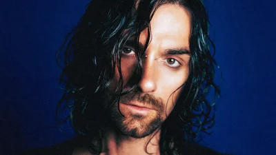 Back to 00's: Антон Савлепов презентует откровенный трек "Розстебни"