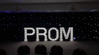 5 актуальних ідей для оформлення сцени на випускний 2024