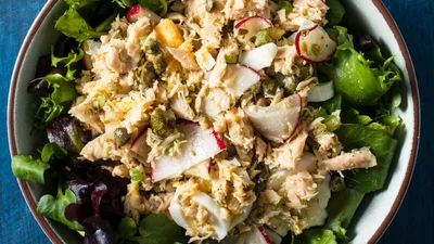 Овощной салат с рыбой – летний ужин, который легко приготовить