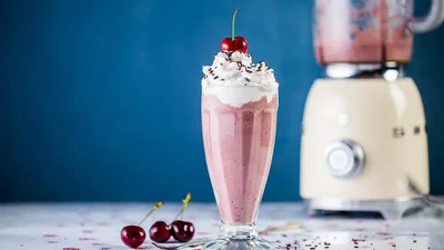 Молочний коктейль з вишнею – напій, який прикрасить твоє літо