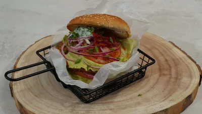 Як використати консерви: рецепт бургера з тушонкою від Ектора