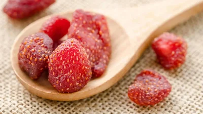 Цукати з полуниці – натуральні солодощі, які легко приготувати з ягоди