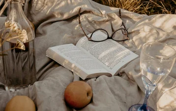 Что читать летом: атмосферные книги для хорошего настроения