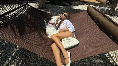 Винная комната, аквариум и пейзажный бассейн: Сидни Суини купила особняк за 13,5 млн долларов