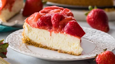Чизкейк с клубникой – легкий десерт без выпекания