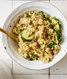Теплий салат з кускусом і овочами – як приготувати легку вечерю