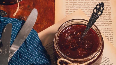 Для лінивих: полуничне варення на пательні - приготуй за 15 хвилин