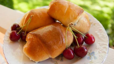Дрожжевые булочки с черешнями – сдобные, мягкие и ароматные