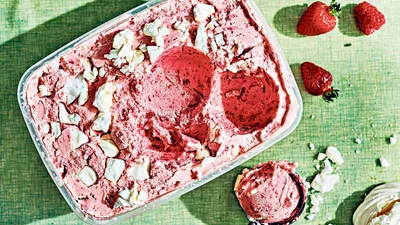 Полуничне морозиво зі згущеним молоком – розкішний рецепт від Ярославського