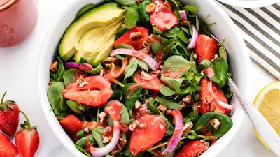 Салат з полуницею – ти оціниш таке поєднання інгредієнтів