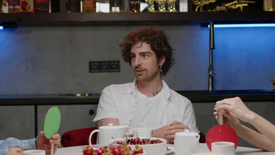 Владимир Дантес высказался об Анне Алхим, которая показательно слушает и смотрит российское