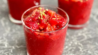 С интересным ингредиентом: Лиза Глинская поделилась рецептом клубничного желе