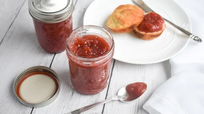 Краща начинка для тостів: особливо смачний рецепт варення з ревеню