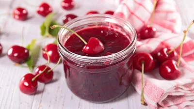 Вкус лета зимой: как закрыть вишневое варенье из двух ингредиентов