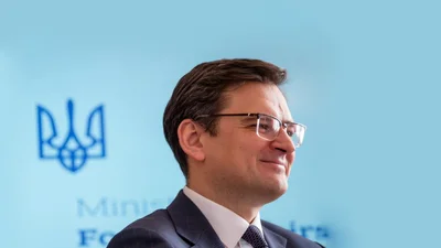 Дмитрий Кулеба показал себя с длинными волосами на архивном фото с мамой