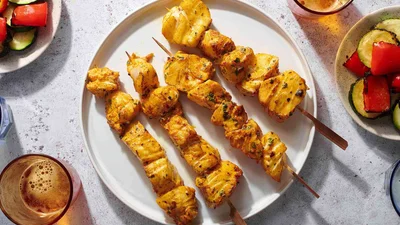 Вместо мяса на мангале: готовим шашлык из скумбрии