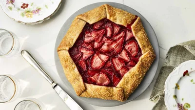 Рецепти вихідних: надзвичайно смачна галета з полуницею до чаю