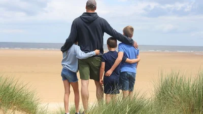 Кейт Миддлтон показала свежую фотографию с принцем Уильямом и детьми ко Дню отца