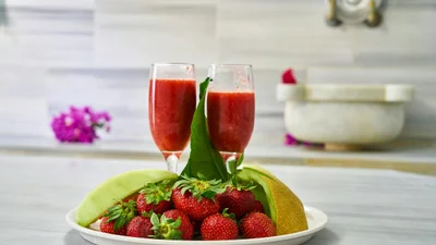 Вкусно, легко и очень по-летнему: лови подборку ягодных смузи