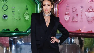 Градус стилю зашкалює: Джесіка Альба в міні й у Svarovski